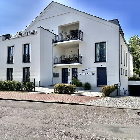 Strandlaeufer In Der Sofie * Binz