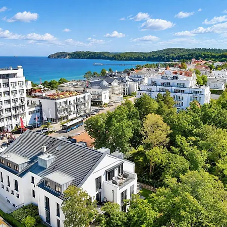 Strandlaeufer In Der Sofie * Binz