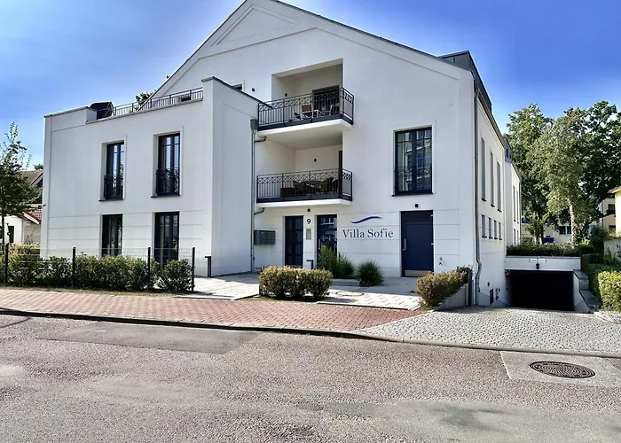 Strandlaeufer In Der Sofie * Binz